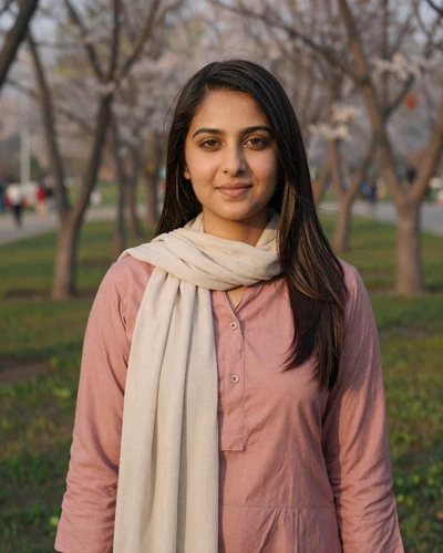 Pakistani woman Amina from Islamabad in a rose kurta open to serious dating