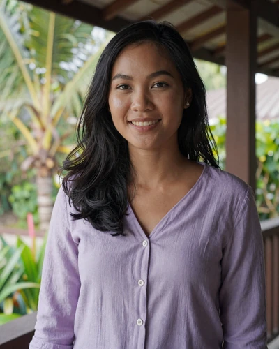 Cambodian woman Chenda from Siem Reap in a lavender blouse seeking meaningful relationship